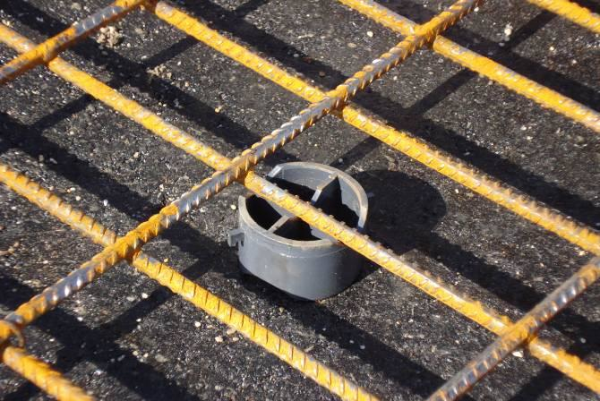 spacer-blocks-left-and-steel-T-pieces-right-to-fix-the-reinforcement-mesh-in-middle